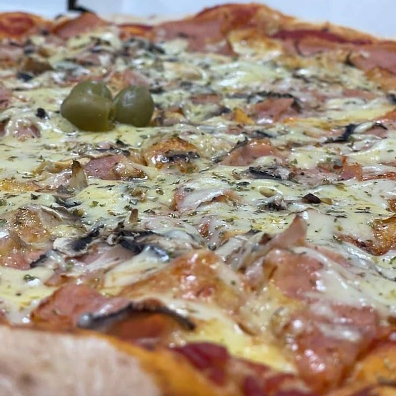 Pizza sa šunkom, gljivama i maslinama iz krušne peći