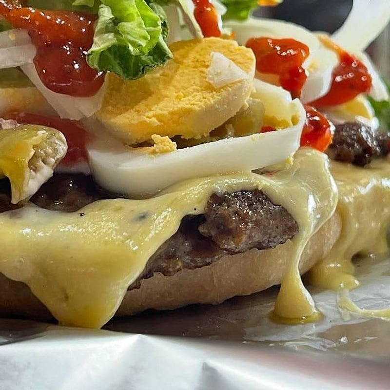 Cheeseburger u lepinji sa sirom, jajem i salatom