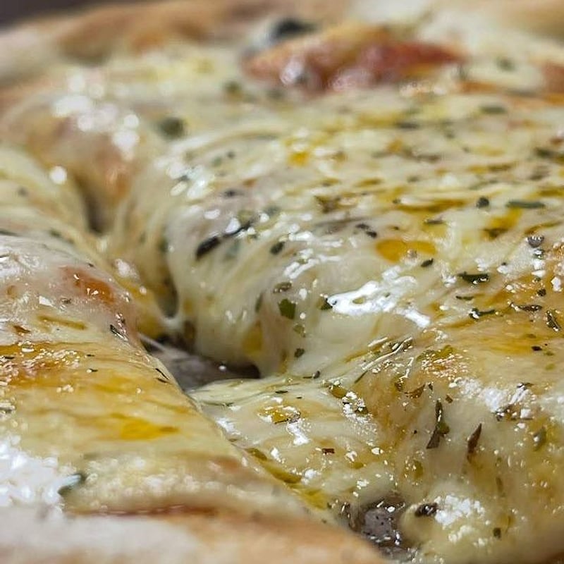 Pizza s puno rastopljenog sira